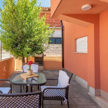 Cozy Home In Vrsi With Wifi Bagian luar foto