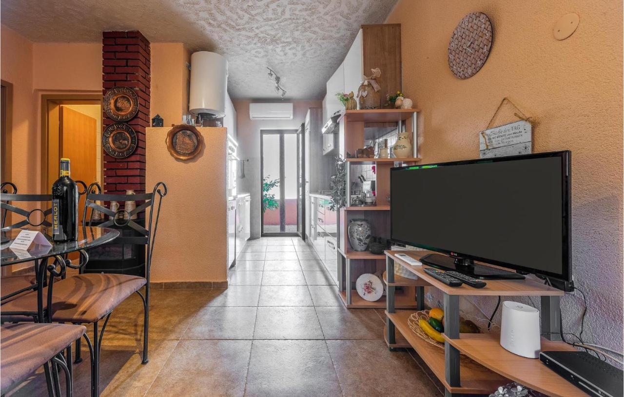 Cozy Home In Vrsi With Wifi Bagian luar foto