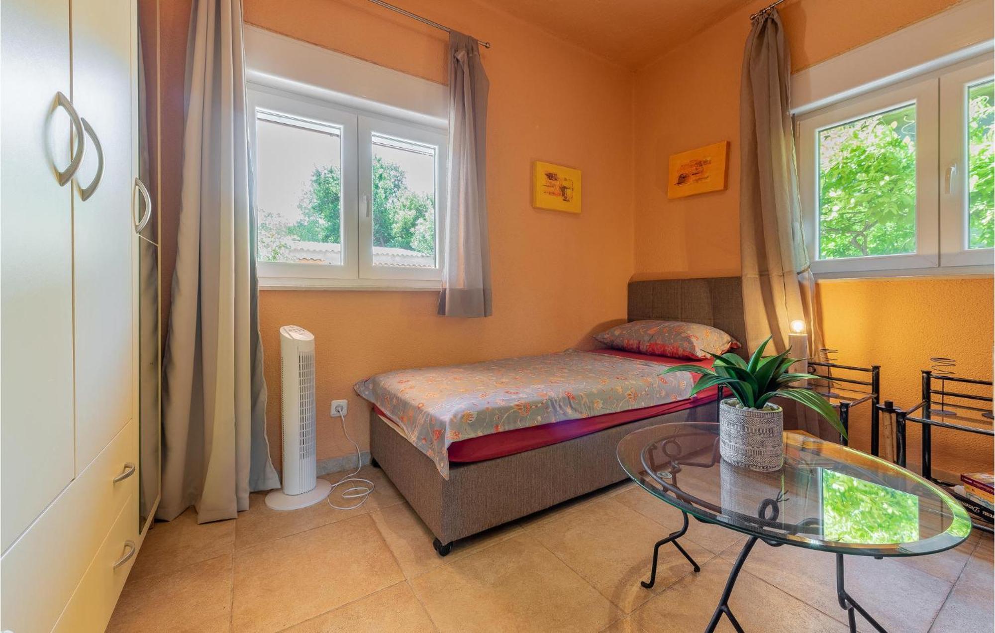 Cozy Home In Vrsi With Wifi Bagian luar foto